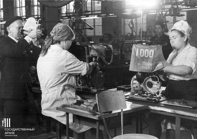 Изготовление миллионной пилы «Дружба-4» (именно этой модели), 1970 год | Источник: И. Кисарев / Госархив Пермского края