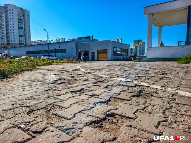 На подходе ко входу со стороны улицы Рыльского | Источник: Булат Салихов / UFA1.RU