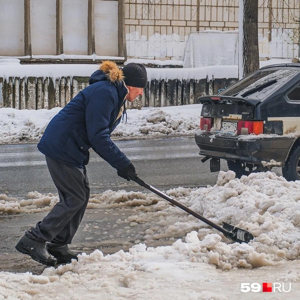 Водители вчера и сегодня сами вынуждены убирать снег. Фото сделано напротив Пушкинской бани | Источник: Тимофей Калмаков / 59.RU