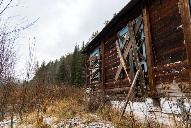 Художественное заколачивание окон | Источник: Мария Ленц / NGS24.RU