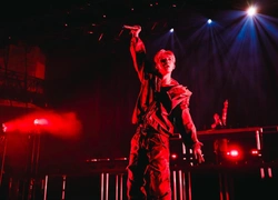 Вся K-pop индустрия поставлена на паузу в связи с военным положением в Южной Кореи