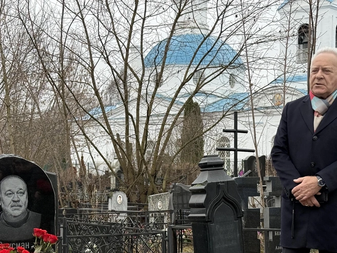 Бывший губернатор Ярославской области Анатолий Лисицын присутствовал на открытии памятника | Источник: музей ярославского театра и кино «Ваксман-центр»