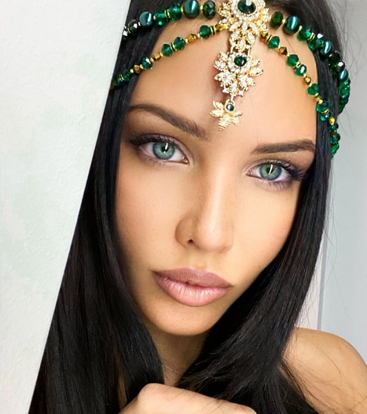 Анастасия Решетова в образе восточной красавицы изумила фолловеров неестественно яркими зелеными глазами
