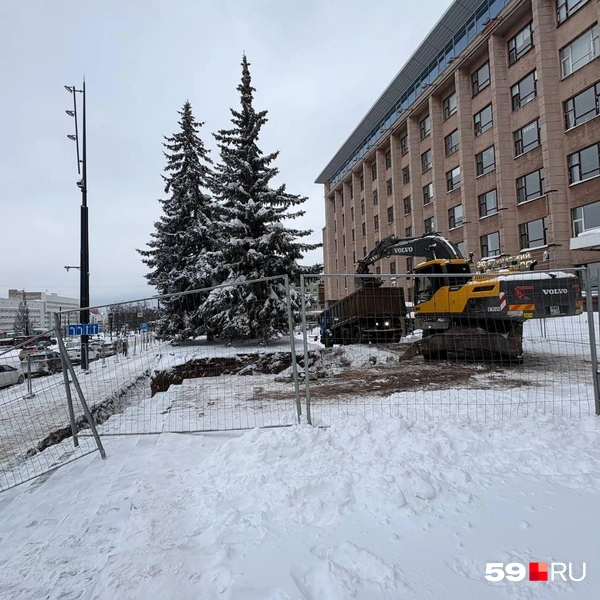Временно огородили часть территории у здания на Комсомольском проспекте, 34  | Источник: Екатерина Вохмянина / 59.RU