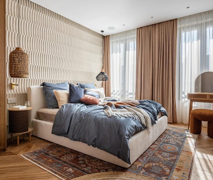 Декоративная штукатурка, Chic Decor. Кровать выполнена на заказ, Stroganov Dom. Прикроватные тумбочки, Umage. Ковер, «Ковер.ру». | Источник: Михаил Бравый