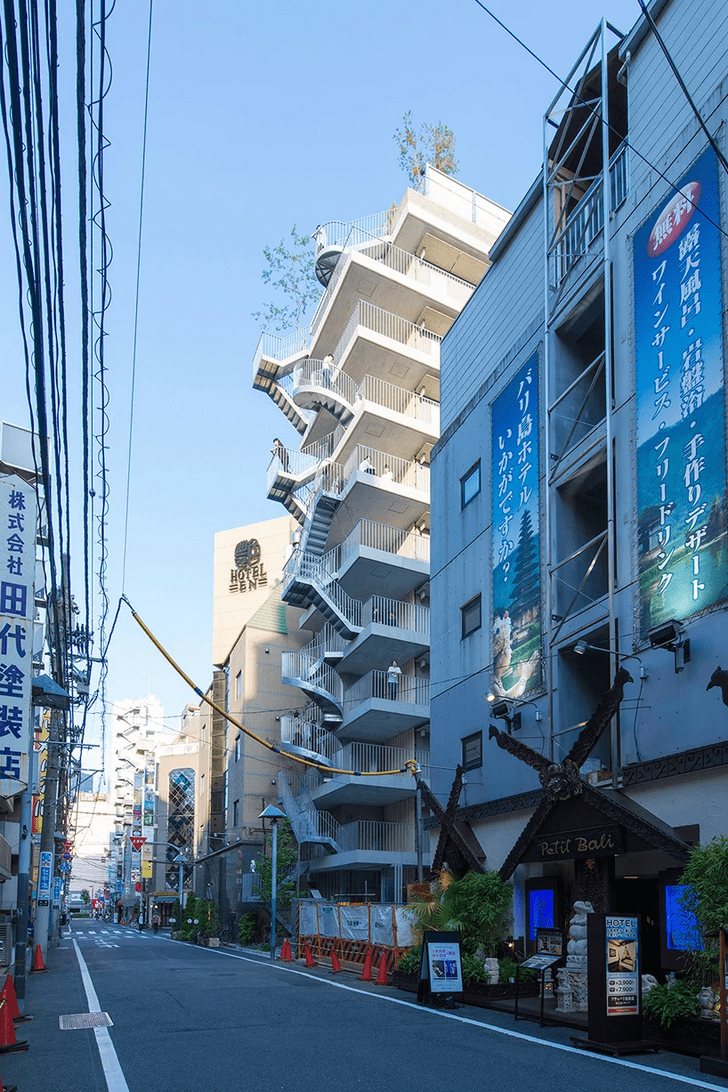 Отель с лестницами на фасаде в Токио