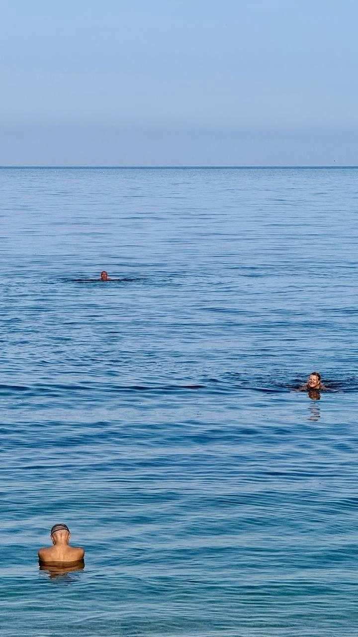 Пока еще температура Черного моря позволяет сделать энергичный заплыв, чем и пользуются осенние туристы | Источник: «Крымский влог» / T.me