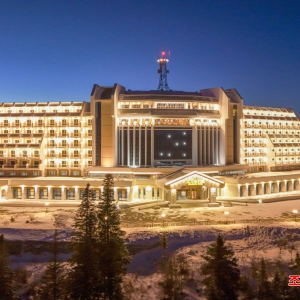 Ким Чен Ын открыл новый горнолыжный курорт на севере КНДР. 25 фото вождя с дочерью и пяти новых отелей