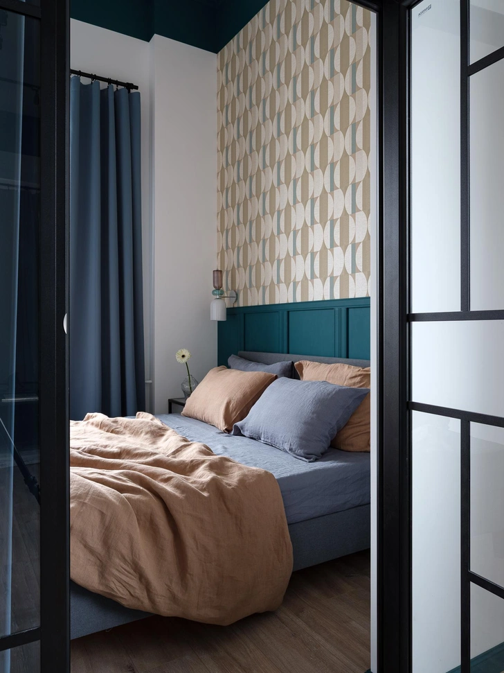 Винтажные плафоны и межкомнатные окна: квартира 37 м&sup2; в Москве