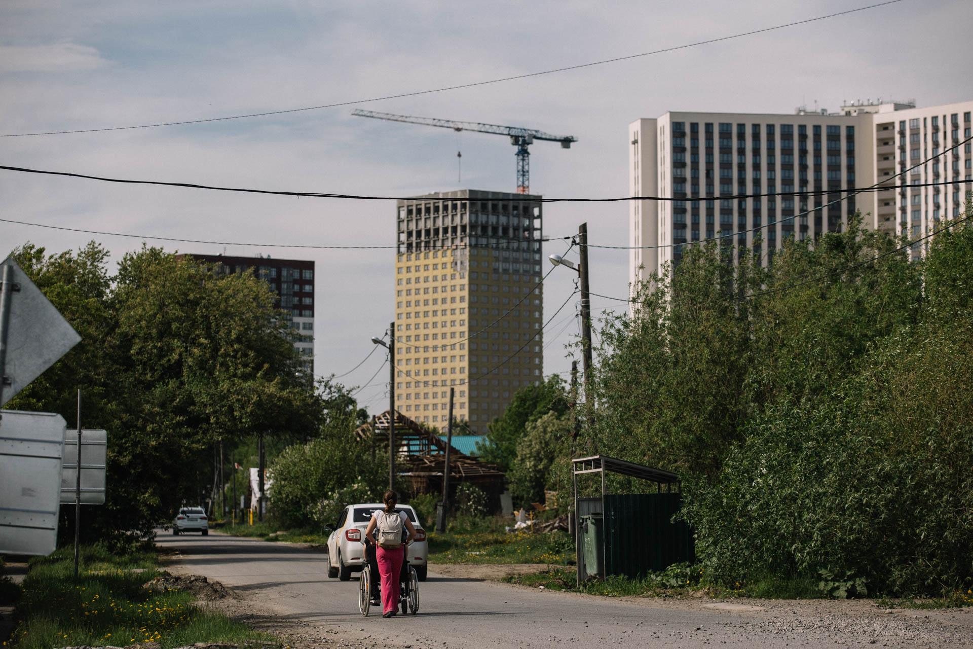 Островки жизни среди разрухи. Как живут люди, чьи дома попали под реновацию на ДОКе — репортаж