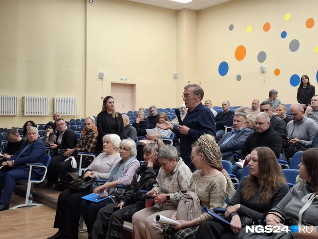Каждый желающий вставал и говорил свой вопрос  | Источник: Татьяна Зарва / NGS24.RU 