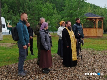 Крестоходцы на территории церкви Николая Чудотворца в Усть-Карске | Источник: Дарья Харламова / CHITA.RU