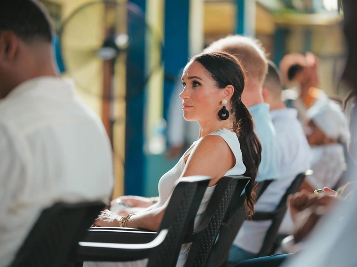 Меган Маркл живет по протоколу — ее вход в комнату объявляет персонал | marieclaire.ru