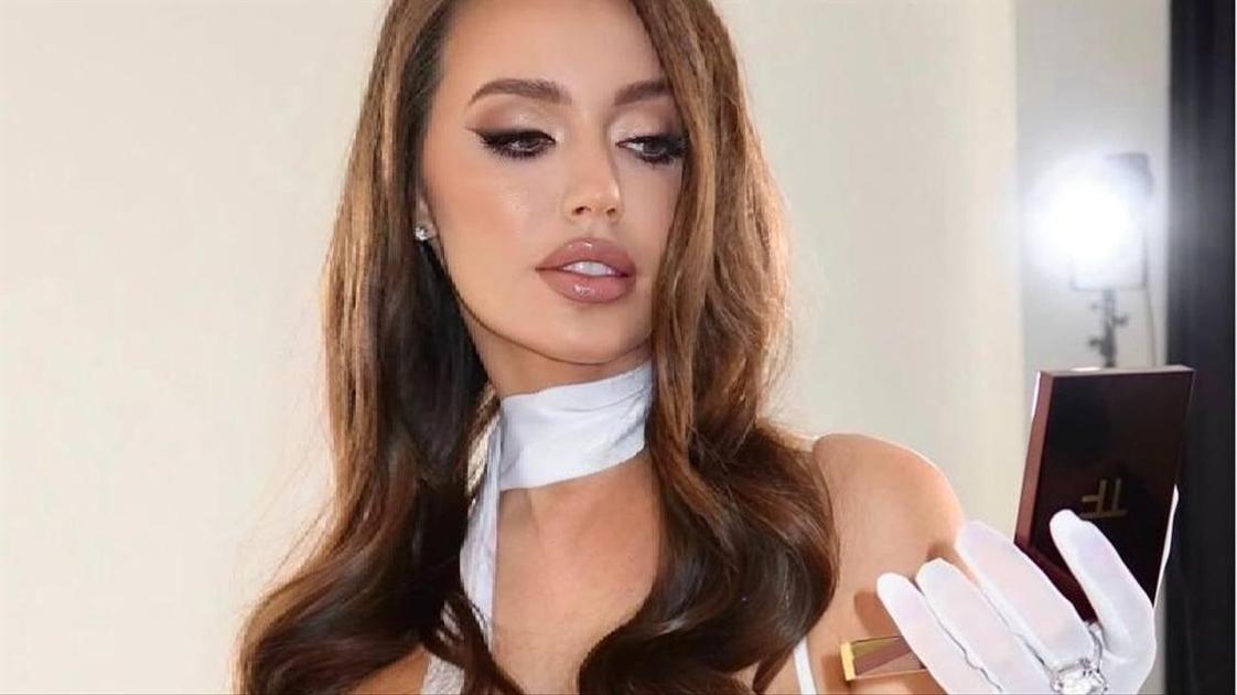 Белые розы и бриллиантовый крест: Тарасов поздравил Костенко с днем рождения