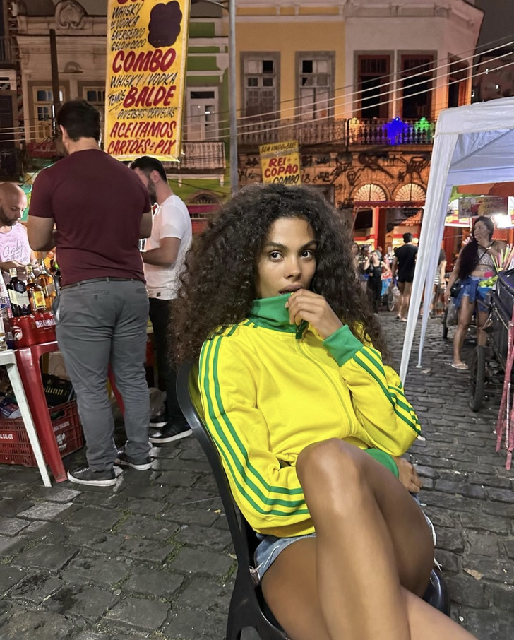 Горяча и молода: Тина Кунаки в микрошортах и олимпийке в цветах бразильского флага