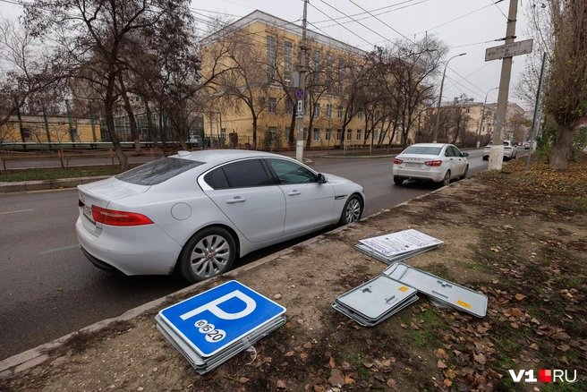 Пачки дорожных знаков только ждут своей установки | Источник: Алексей Волхонский / V1.RU
