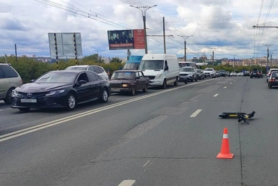 В Чебоксарах школьник на арендованном самокате попал в ДТП