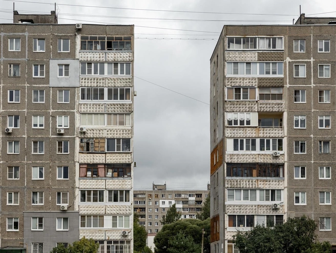 Панелька с панелькой, а за ними — еще панелька | Источник: Александр Куренной / 76.RU