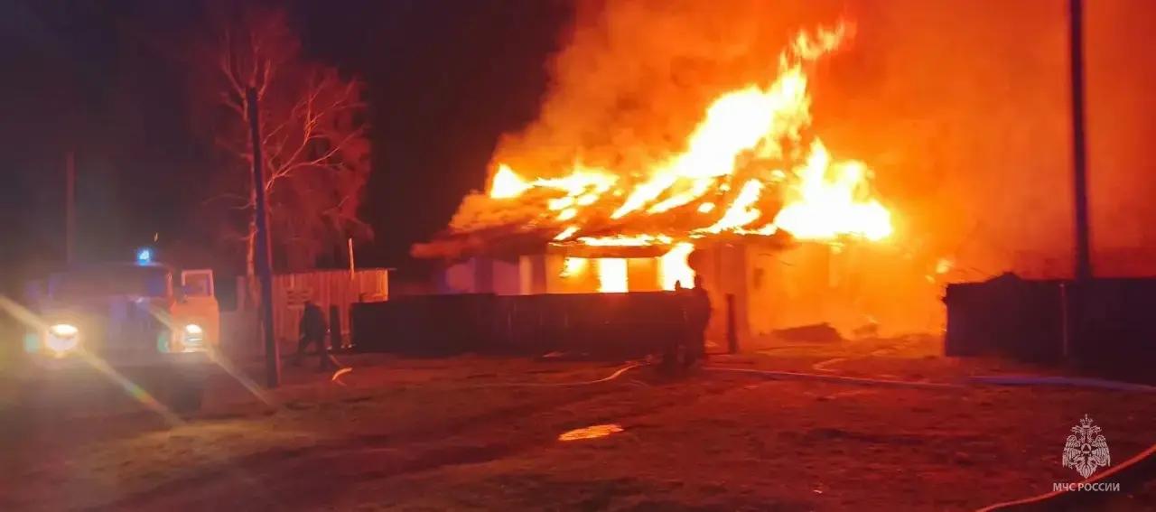 Мужчина погиб при пожаре в двухквартирном доме в Барнауле