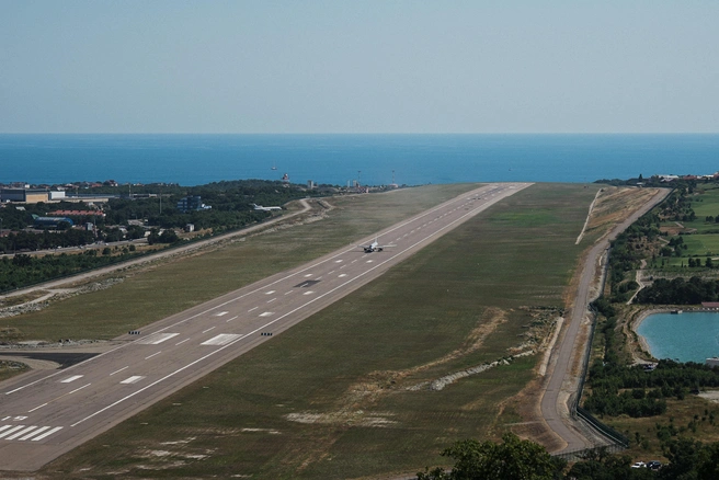 В Геленджике самолеты на посадку заходят с моря | Источник: Дарья Паращенко / 93.RU