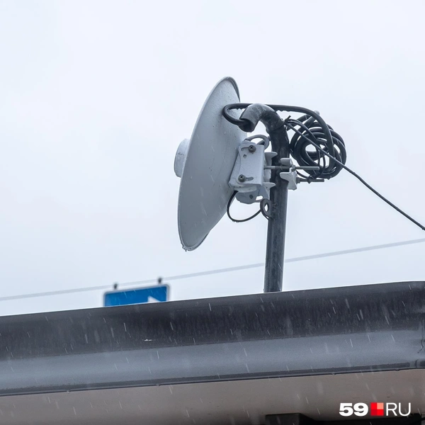 Вот такое устройство стоит на крыше остановочного комплекса на площади Карла Маркса | Источник: Василина Любимова / 59.RU