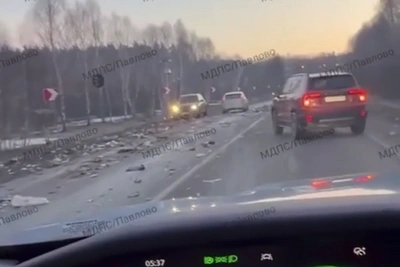 Мусоровоз опрокинулся в Нижегородской области, завалив дорогу отходами