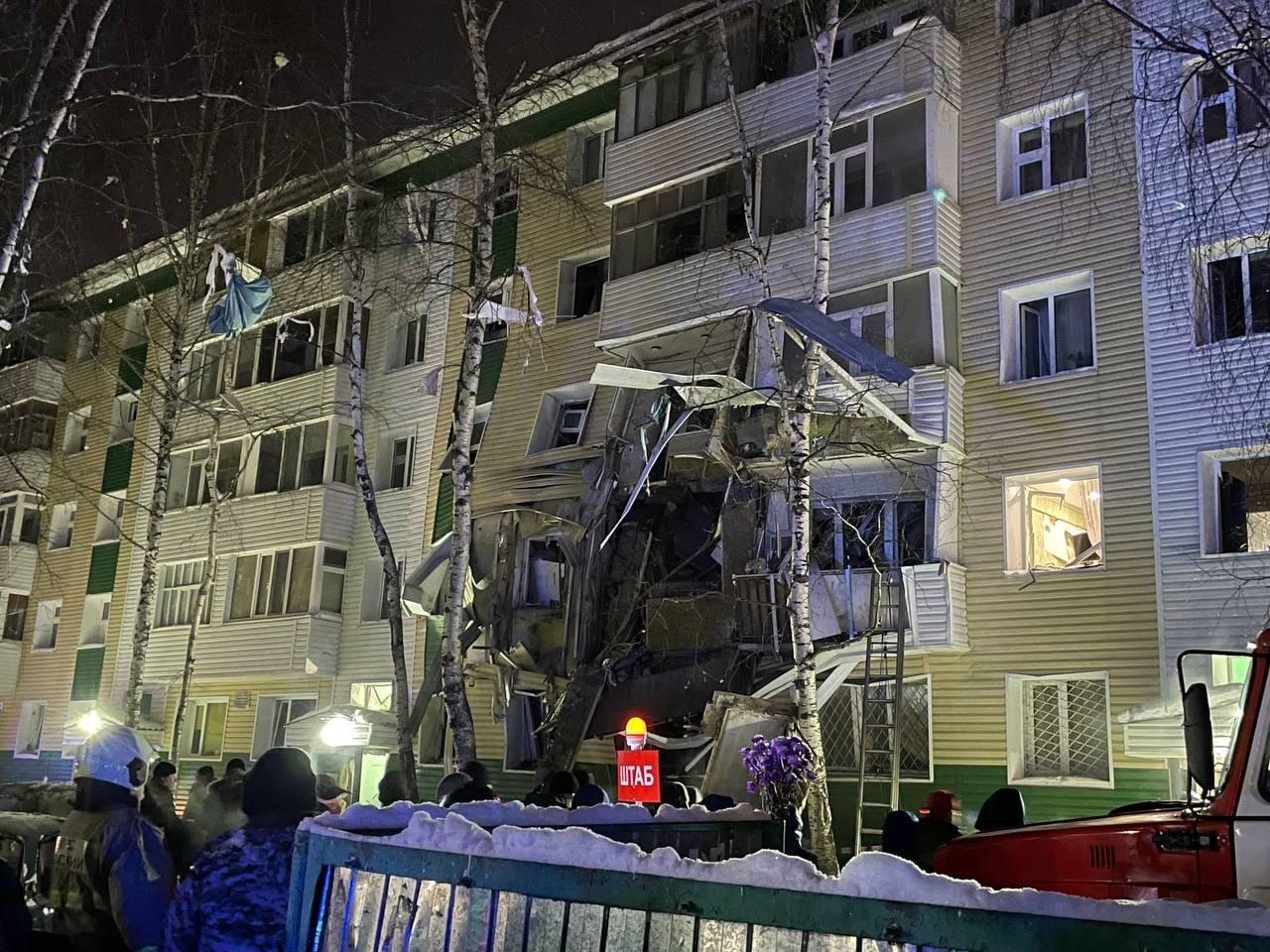 В Нижневартовске взорвался жилой дом, показываем, что происходит на месте  трагедии сейчас, 04.12.2022 - 4 декабря 2022 - 86.ру