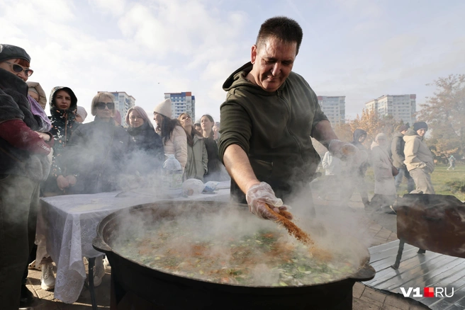 Повар готовил еду без остановки | Источник: Алексей Волхонский / V1.RU