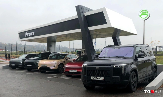 Электрические участники рейтинг-теста во время одной из остановок на зарядной станции | Источник: Артем Краснов