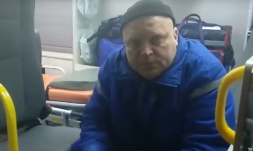 Петербуржец поскандалил с врачом скорой помощи, который курил в салоне автомобиля