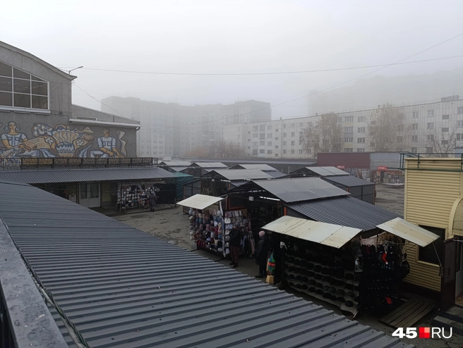 Здания за Центральным рынком скрылись от глаз посторонних. Особенно гостиница «Воробьевы горы» | Источник: Надежда Тихомирова /45.ru