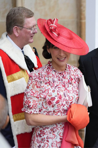 Красота или безумие: 10 самых эпатажных шляп на коронации Карла III