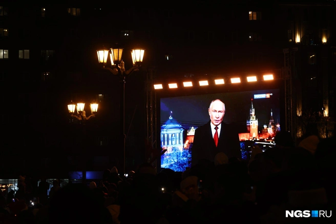 Обращение президента показывали на большом экране  | Источник: Александр Ощепков / NGS.RU