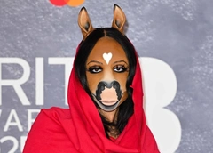 Болезнь, уродство или хайп: почему немецкая певица HorsegiirL скрывает лицо под маской лошади