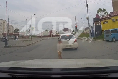 В Луговом школьник едва не попал под машину