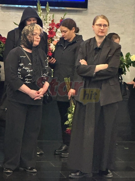 Мама актера стояла рядом с невесткой