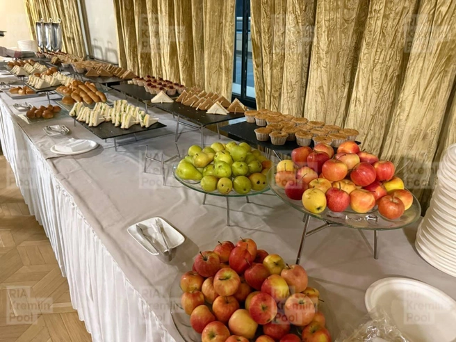 Показываем, чем угощают журналистов в Гостином дворе в преддверии прямой линии с Путиным | Источник: RIA_Kremlinpool / T.me