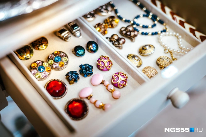Стоимость на украшения колеблется от 600 рублей до 25 тысяч | Источник: Кирилл Башинский / NGS55.RU