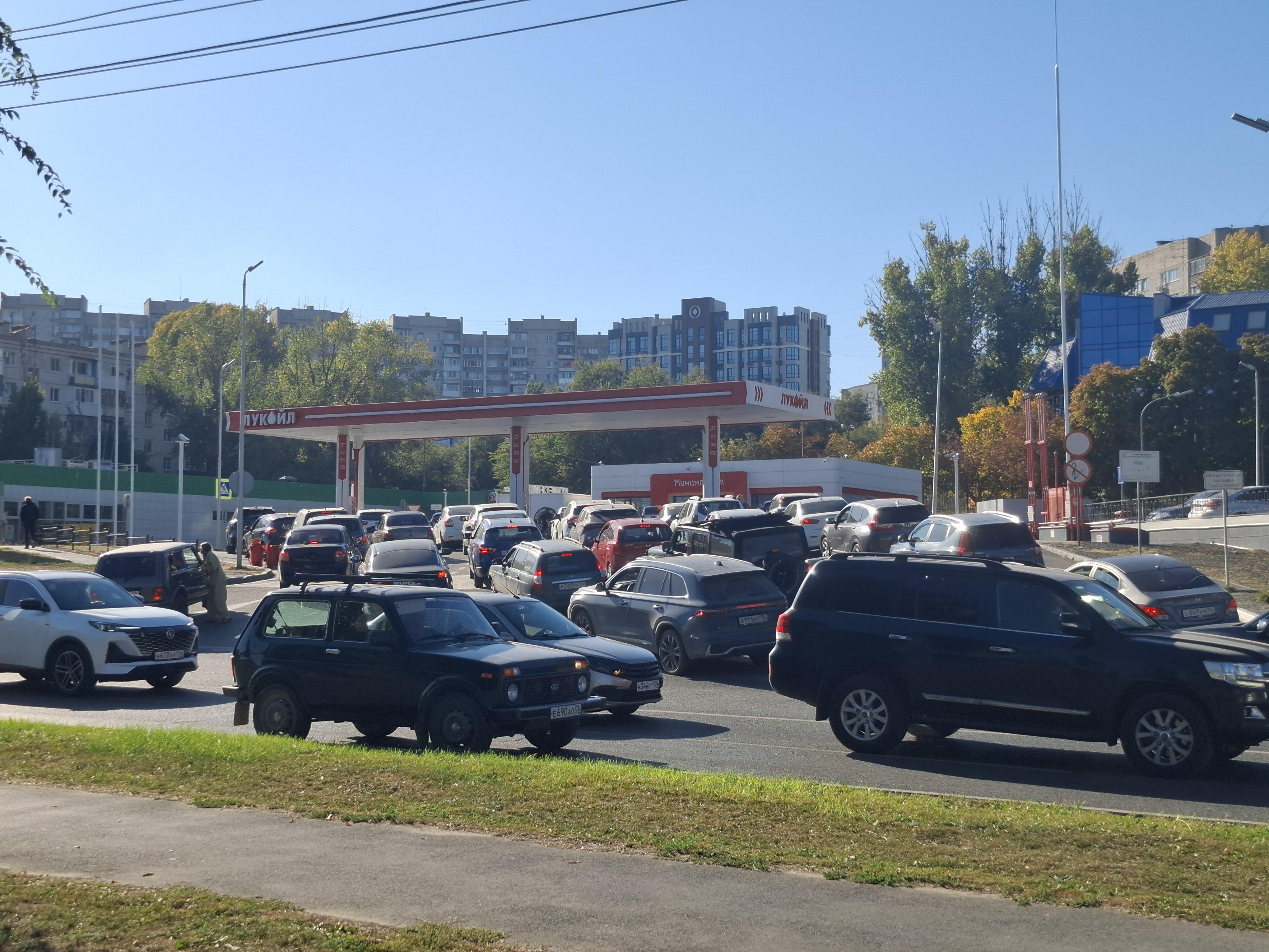 В центре Волгограда переделывают дорогу к самой популярной заправке