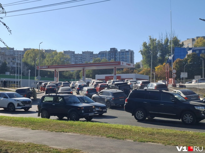 На территории заправки также более десятка авто | Источник: читатели V1.RU