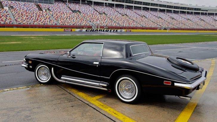 Едва ли не самый неоднозначный американский автомобиль 70-х, «Штутц-Блэкхок» с 227-сильным V8 и лакокрасочным покрытием в 22 слоя считался одной из любимых игрушек «Короля». Именно за рулем этой машины вечером 16 августа 1977-го Элвиса последний раз видели