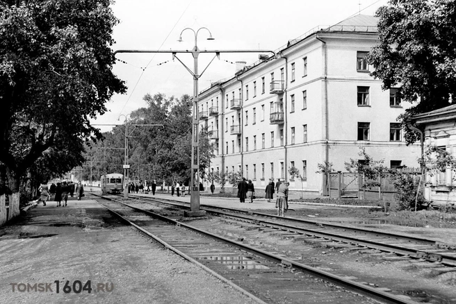 А это улица Советская и трамвайная остановка «Дом ученых». 1946 год | Источник: «Град над Томью | История Томска»