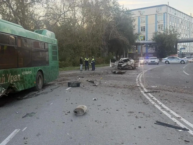 Автобус от удара сильно покорежило | Источник: ГАИ Челябинска 