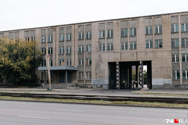 А вот здание со стороны проспекта Победы пока выглядит заброшенным | Источник: Наталья Лапцевич