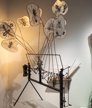 Лето и мухи: мобили Владимира Мартиросова на выставке в Зарядье