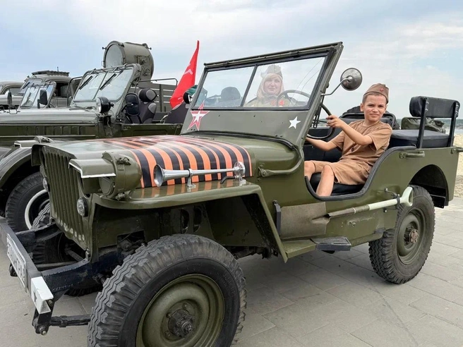 Дети с удовольствием сидели за рулем военной техники | Источник: Центральный парк культуры и отдыха