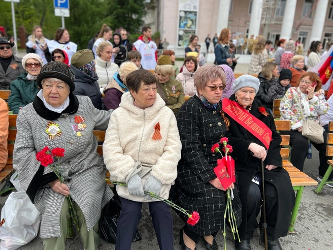 И гвоздики | Источник: Администрация Тольятти