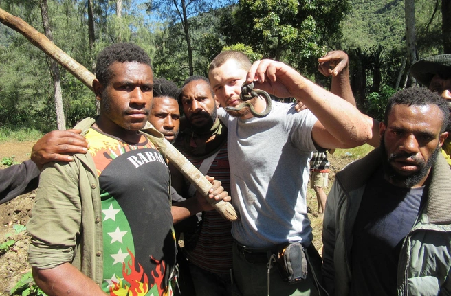 Искать пауков и другую живность в джунглях ученому помогали проводники из местных | Источник: Александр Фомичев