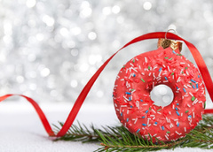Тест: только 1 из 10 человек сможет найти пончик на этой новогодней картинке — а у вас получится?