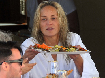 Шэрон Стоун (Sharon Stone) отдыхает на яхте Роберто Кавалли в Каннах